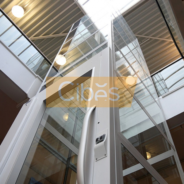 CIBES四面玻璃井道