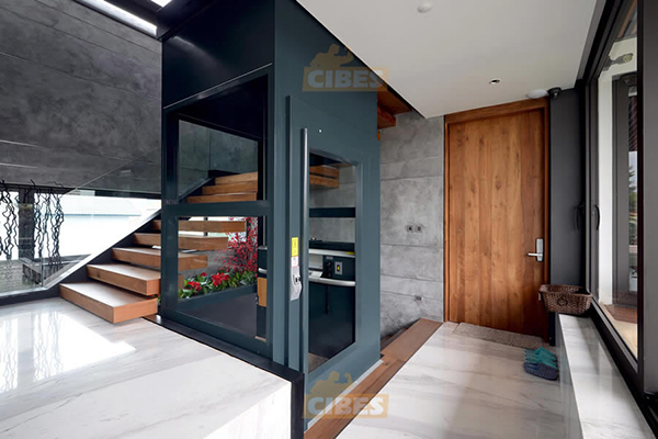 家用電梯樓梯中間安裝案例圖