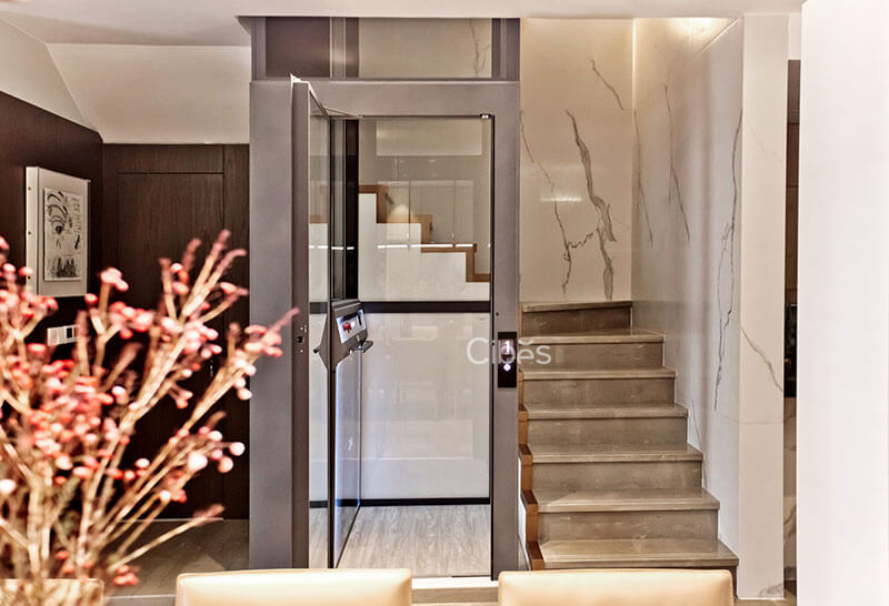 樓梯中間安裝家用電梯案例